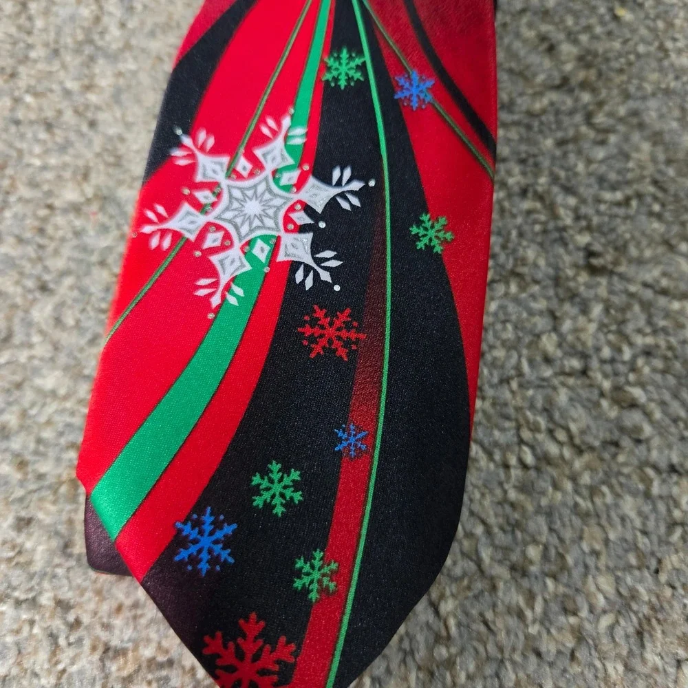 Holiday Traditions Hallmark Snowflake Christmas Necktie Red Black Green Mens Tie